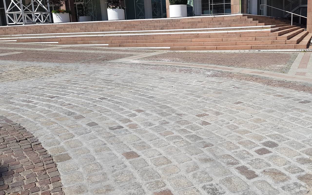 Der Dortmunder Friedensplatz muss vom Zementschleier befreit werden.