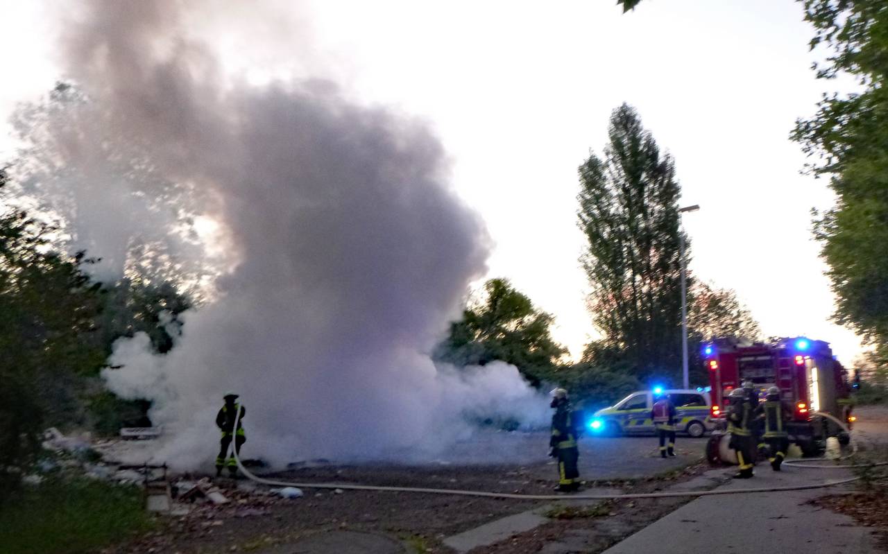 Feuerwehr Dortmund löscht Gerümpelbrand in der Hildastraße.