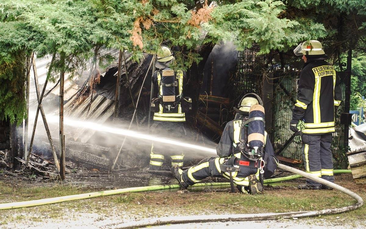 Laubenbrand an der Machariusstraße in Dortmund.