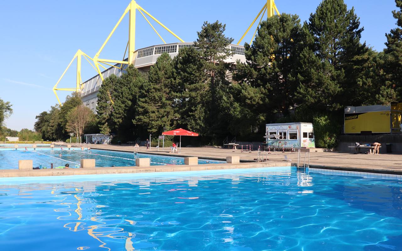 Das Volksbad Dortmund neben Signal Iduna Park.
