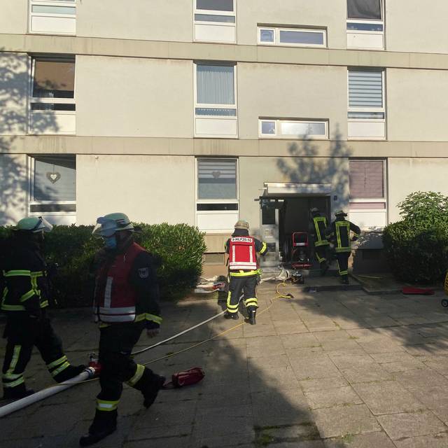 Feuerwehr Dortmund löscht Kellerbrand am Grollmannsweg in Dortmund.