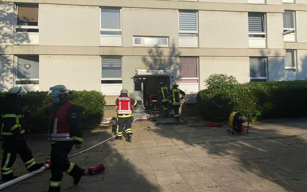 Feuerwehr Dortmund löscht Kellerbrand am Grollmannsweg in Dortmund.