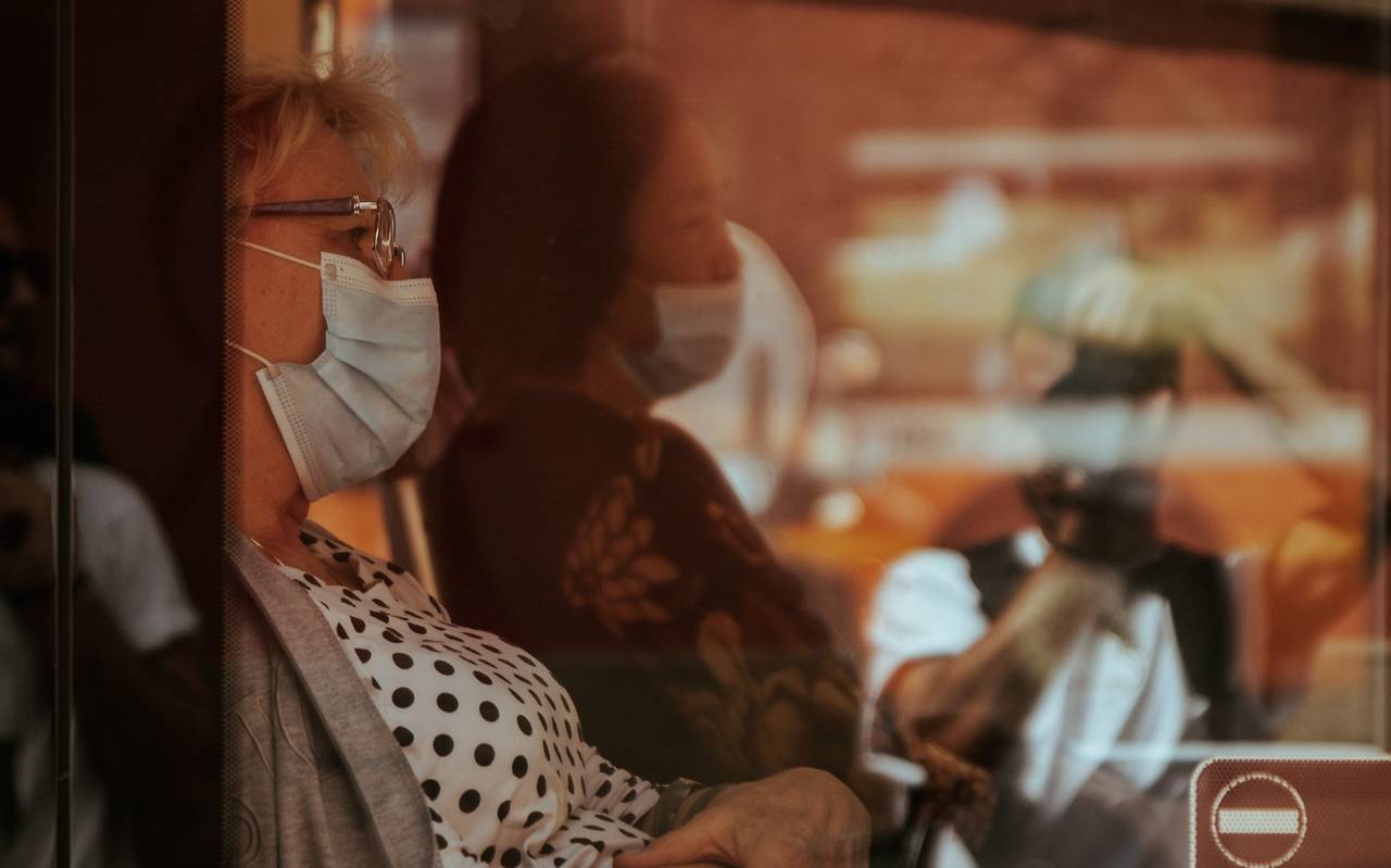 Symbolbild: Frau trägt Maske im Bus.