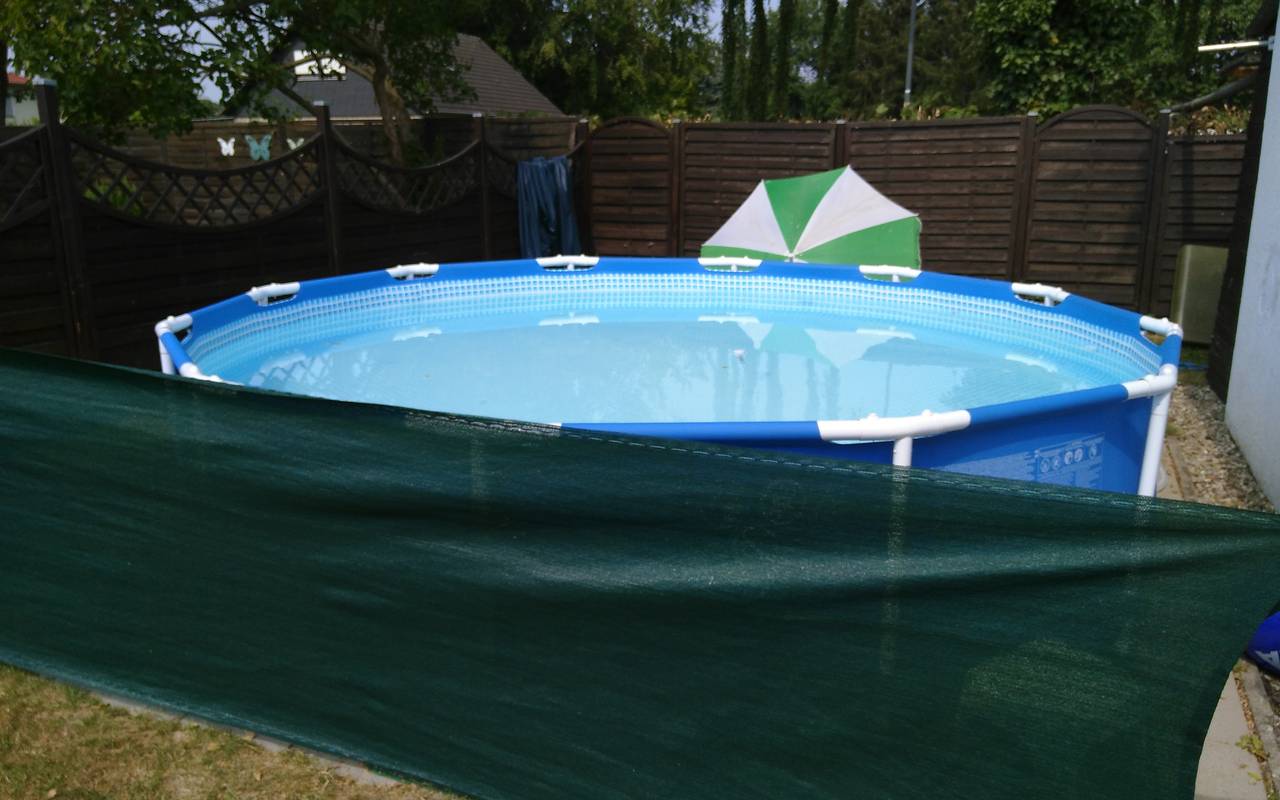 Pool im Kleingarten.