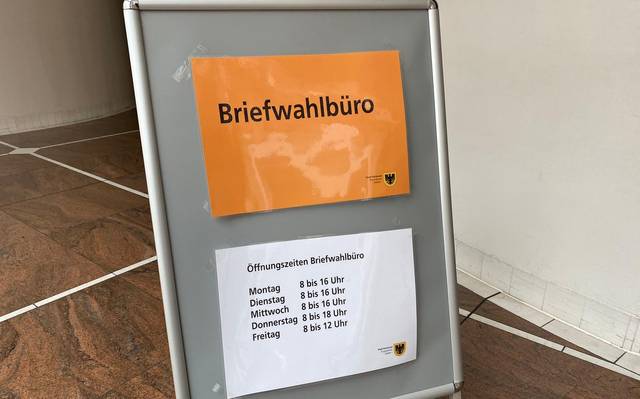 Schild Briefwahlbüro