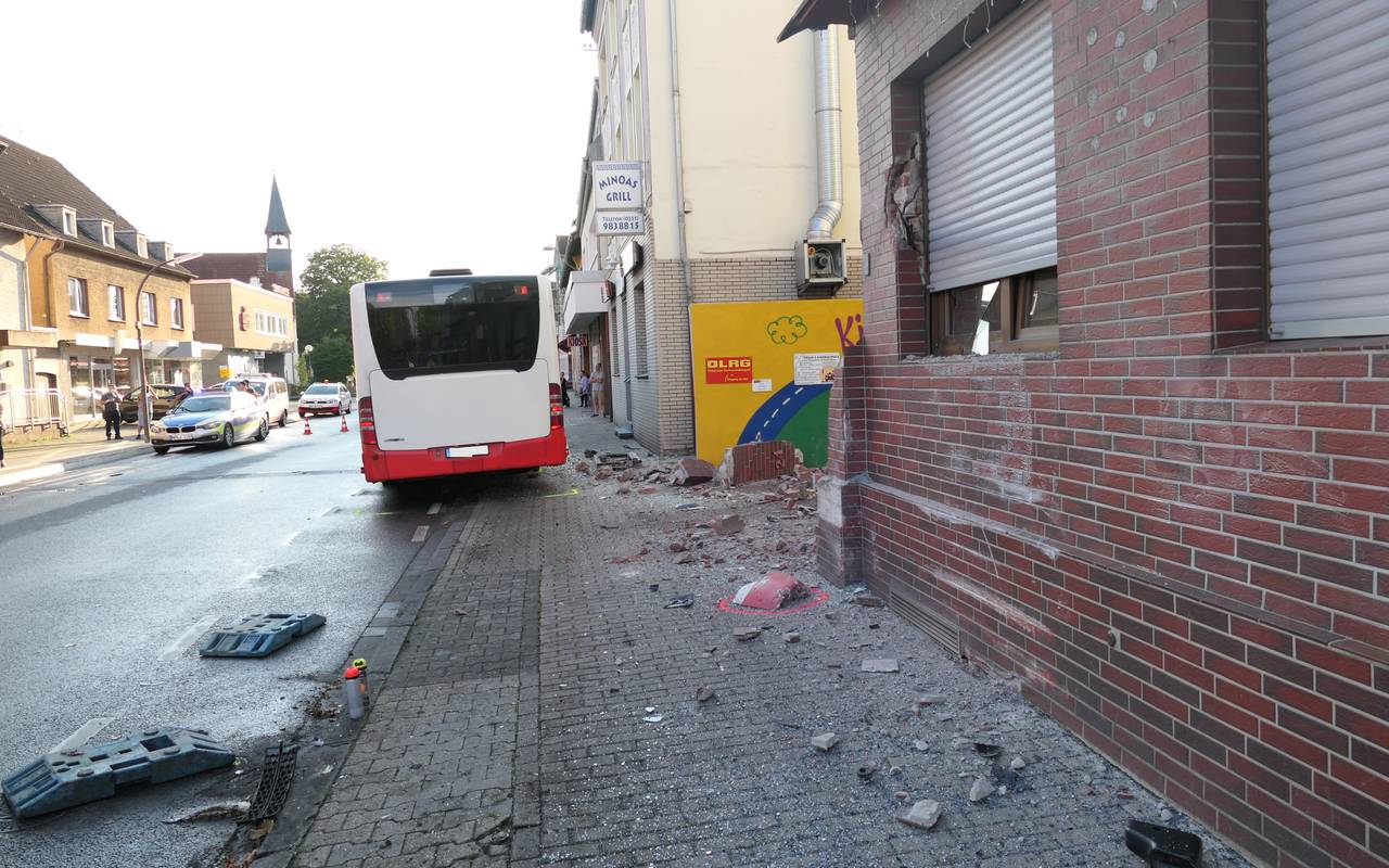 An dem Haus und am Bus entstand ein erheblicher Schaden.