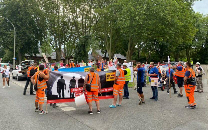 Am Mittag haben zahlreiche Bauarbeiter aus der Region in Dortmund mit Baggern für höhere Löhne und bessere Arbeitsbedingungen demonstriert.
