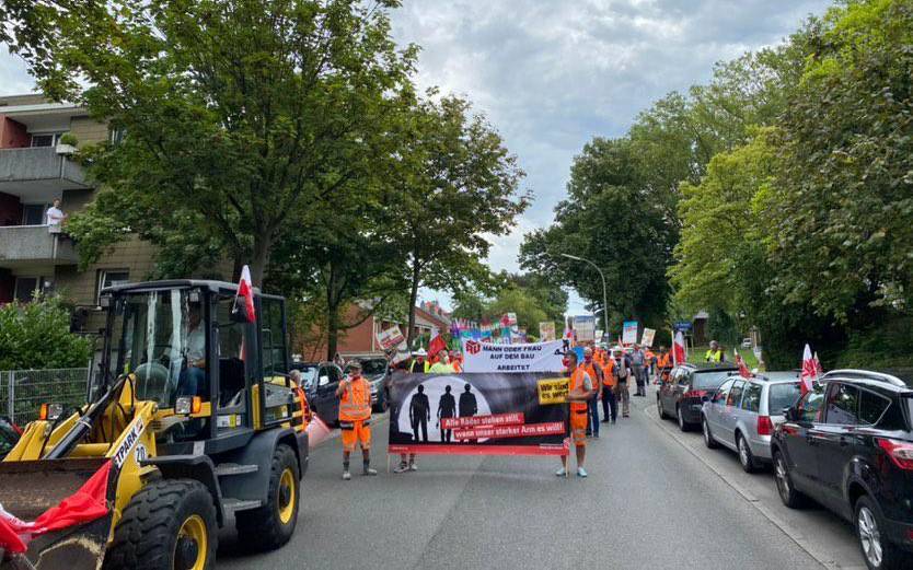Am Mittag haben zahlreiche Bauarbeiter aus der Region in Dortmund mit Baggern für höhere Löhne und bessere Arbeitsbedingungen demonstriert.