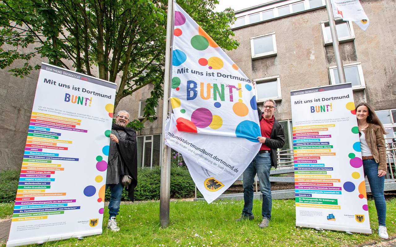 vor dem Jugendamt mit (v.li.) Ralf Finke (Jugendamt, Fachreferent Innenstadt-West), Mark Becker (Bereichsleiter Kinder- und Jugendförderung im Jugendamt) und Johanna Stöckler (Jugendamt, Fachreferentin Innenstadt-Ost).