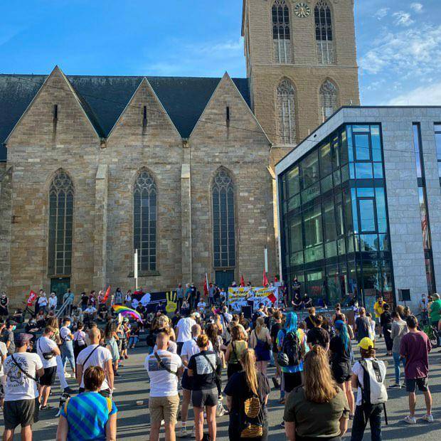 Ca 250 Demonstranten haben in Dortmund gestern an der Petrikirche der Opfer des rassisstischen Anschlags in Hanau vor sechs Monaten gedacht.