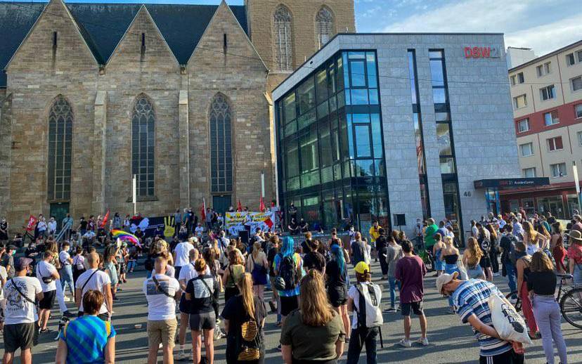 Ca 250 Demonstranten haben in Dortmund gestern an der Petrikirche der Opfer des rassisstischen Anschlags in Hanau vor sechs Monaten gedacht.