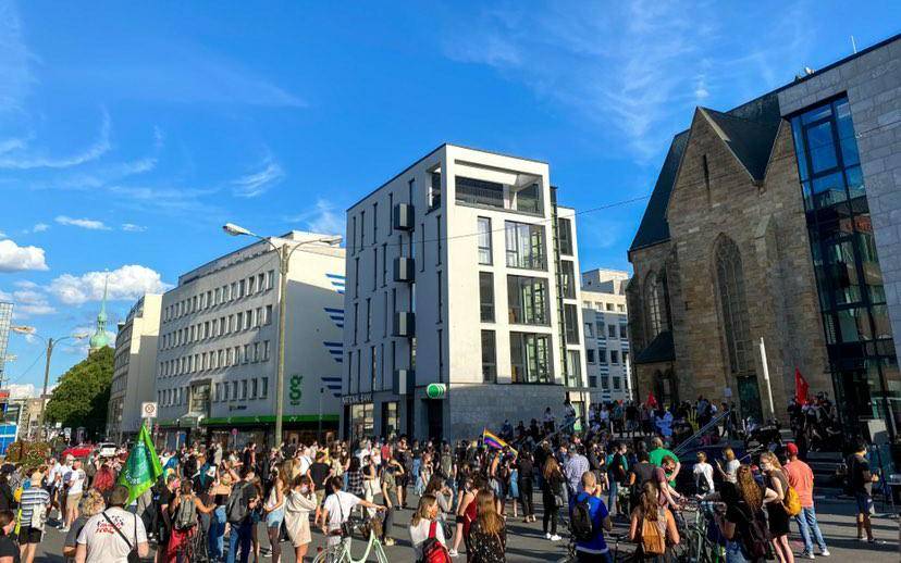 Ca 250 Demonstranten haben in Dortmund gestern an der Petrikirche der Opfer des rassisstischen Anschlags in Hanau vor sechs Monaten gedacht.