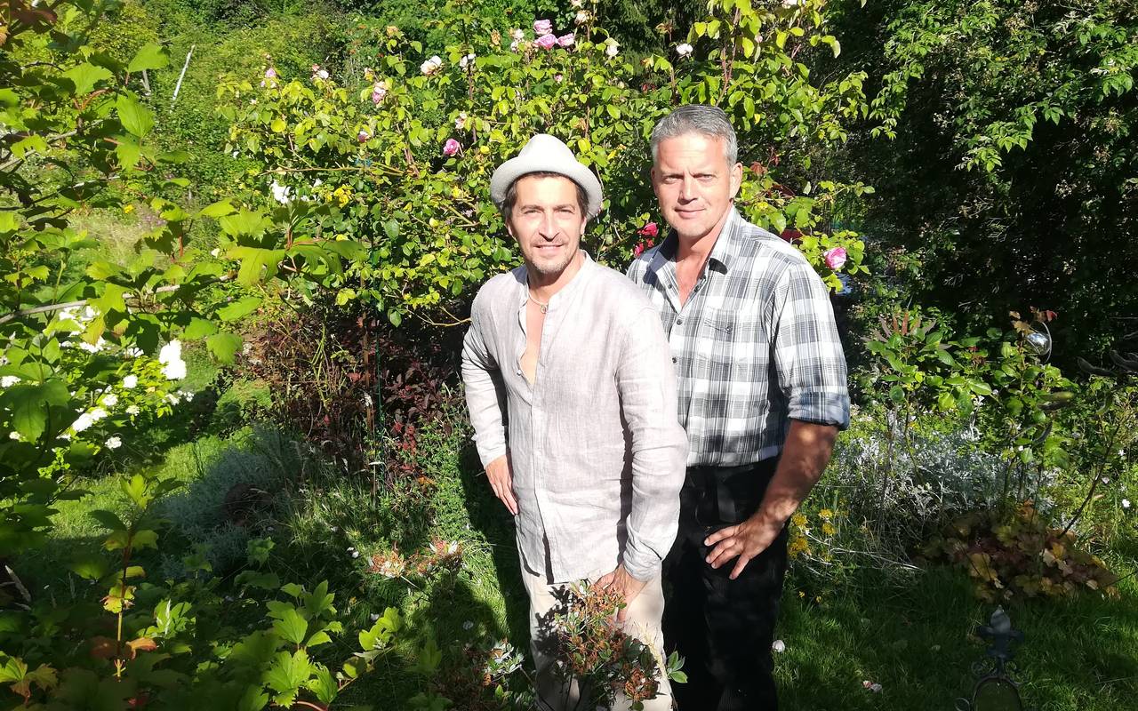 Matthias Blaus und Kevin Delcroix geben jetzt Gartenführungen durch ihren Rosengarten.