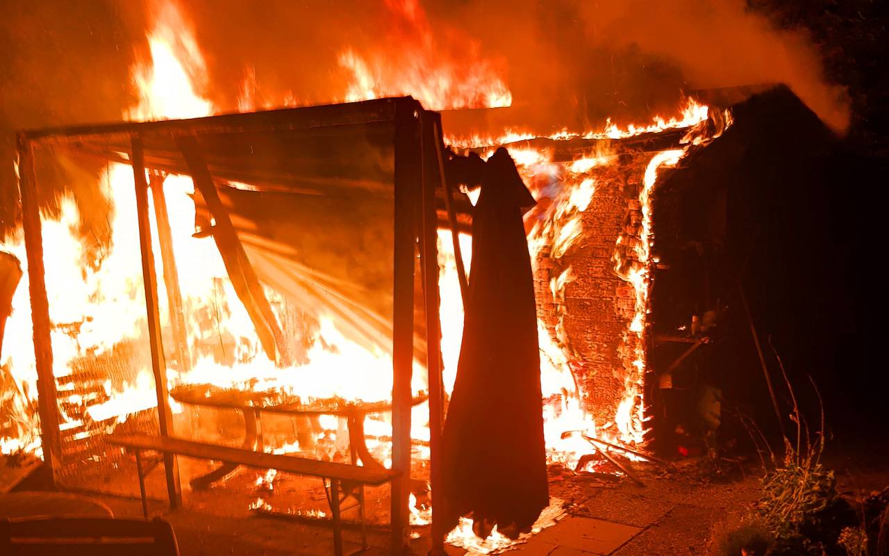 Die Gartenlaube brannte komplett aus.