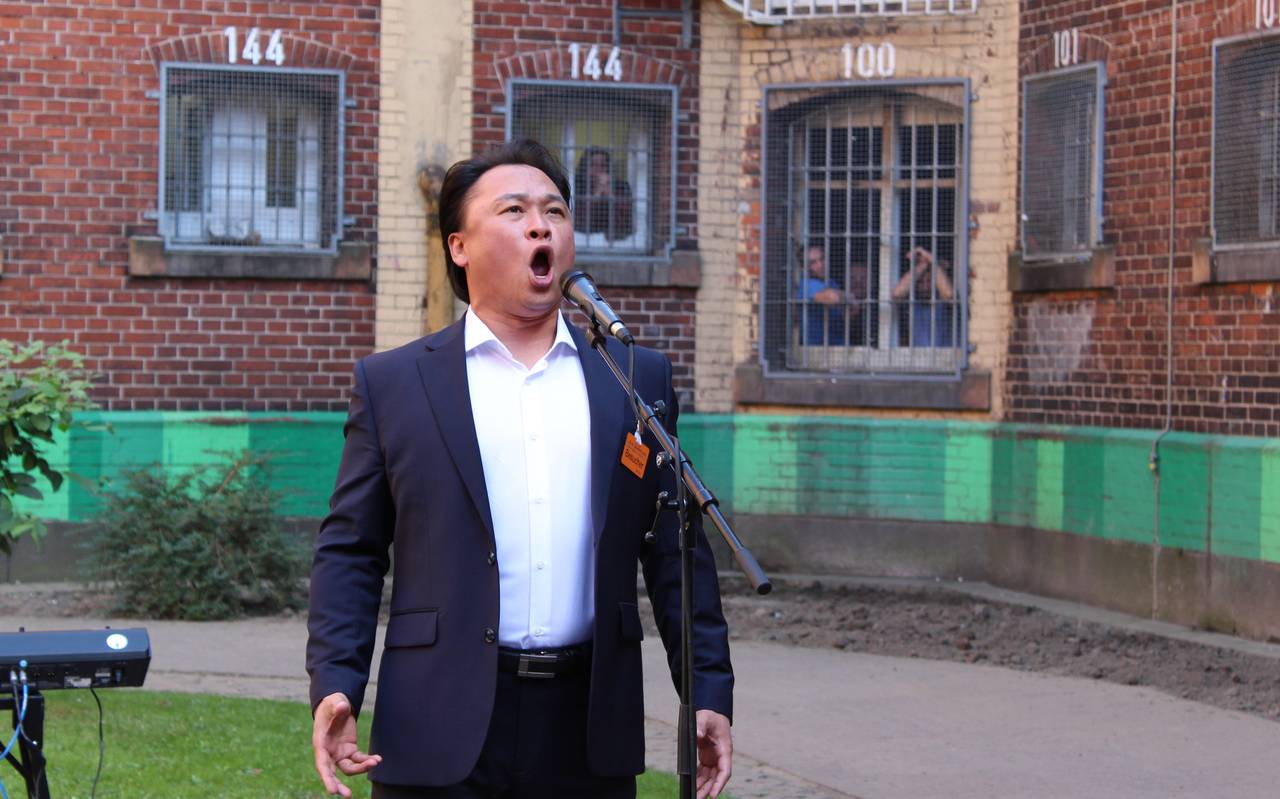 James Lee singt in der Dortmunder JVA.