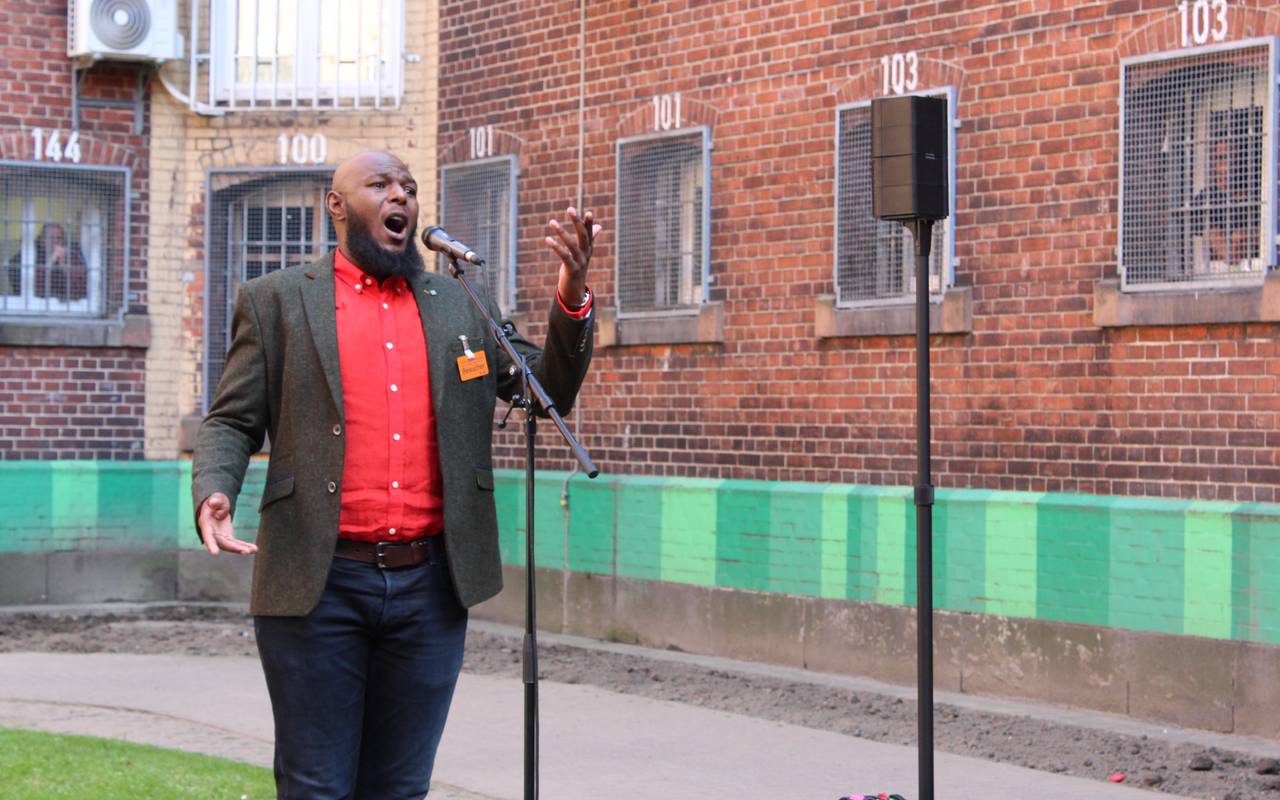 Mandla Mndebele singt in Dortmunder JVA.