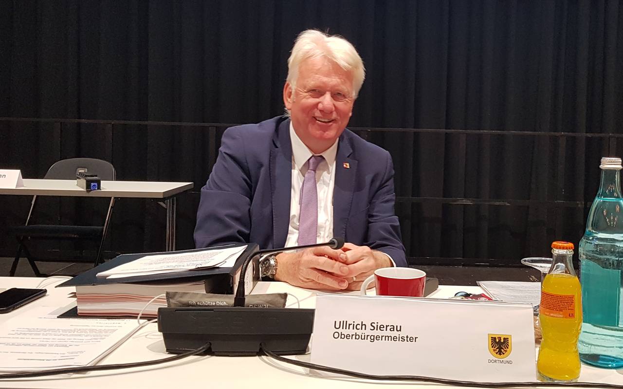 OB Ullrich Sierau bei seiner letzten Ratssitzung.