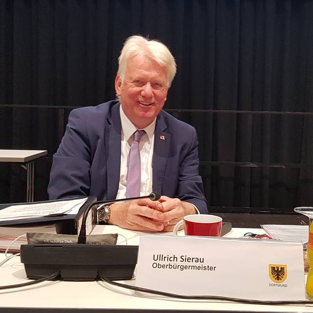 OB Ullrich Sierau bei seiner letzten Ratssitzung.