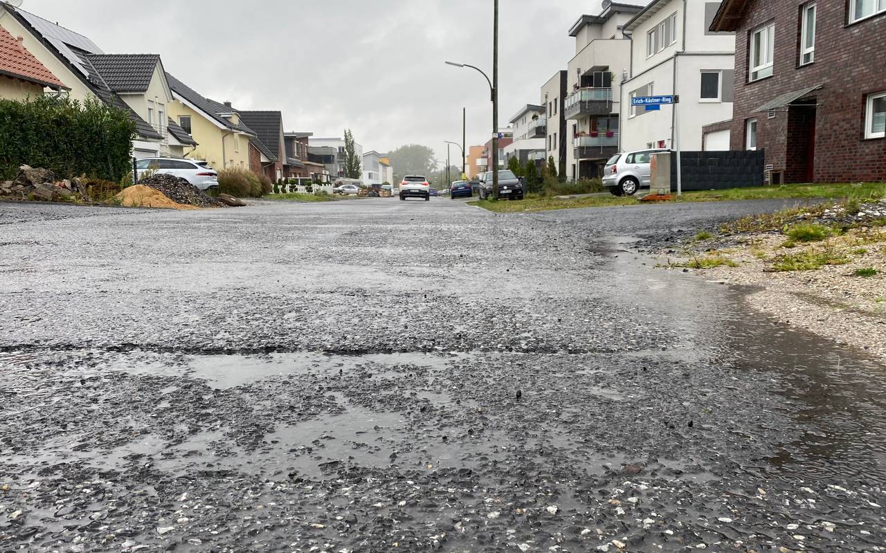 Und wartet dann 10 Jahre auf eine vernünftige Straße mit Bürgersteig und Beleuchtung. Genauso sieht es immer noch in der Brechtener Heide aus. Florian Joswig kennt die ganze Geschichte.