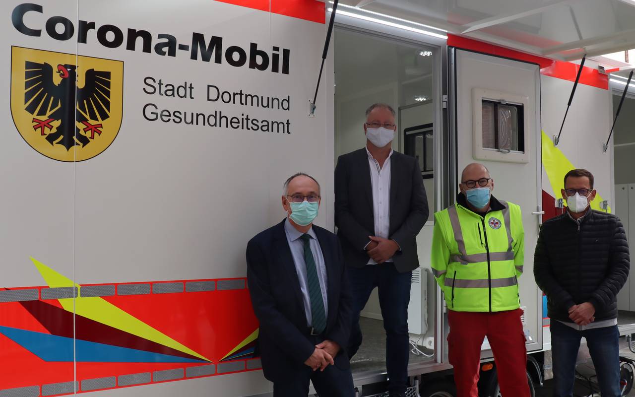 Die Zahl der Corona-Neuinfektionen in Dortmund wird weiter steigen. Deshalb gibt es jetzt beim Gesundheitsamt eine mobile Teststation. Radio 91.2-Reporterin Annette Jaciuk hat sich das „Corona-Mobil“ angeschaut.