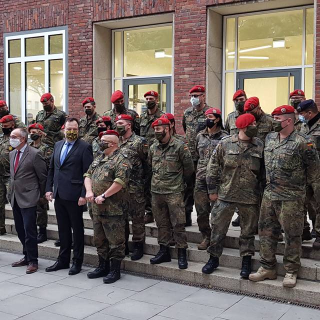 Dr. Frank Renken und Norbert Dahmen mit den Soldaten.