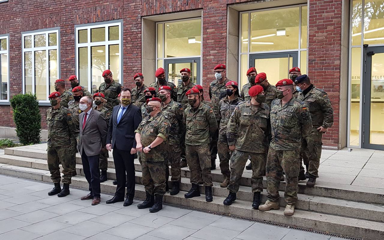 Dr. Frank Renken und Norbert Dahmen mit den Soldaten.