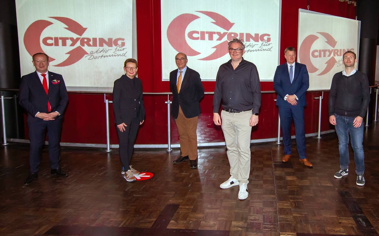 Tobias Heitmann (4.v.l.), Geschäftsführer der Galerie Zimmermann & Heitmann GmbH, wurde zum neuen Cityring-Vorstandsvorsitzenden gewählt. Als sein Stellvertreter fungiert von nun an Paul Spielhoff (3.v.r.), Geschäftsführer der Wim Gelhard GmbH. Ebenfalls neu im Vorstand sind Dr. Robert Jung (4.v.r.), Partner in der Wirtschaftskanzlei Spieker & Jaeger, sowie Ute Gemmeke (2.v.l.), Geschäftsstellenleiterin des Schuhhauses Vogelsang. Im Vorstand verbleiben werden Franz van Bremen (3.v.l.), Pianohaus H. van Bremen GmbH & Co. KG, Jürgen Wallinda-Zilla (2.v.r.), Geschäftsführer der Zilla Medienagentur GmbH, Holger Schmidt (r.), Geschäftsführer der Lifestyle & Friends Agentur für Kommunikation GmbH, sowie auch Dirk Rutenhofer (l.).