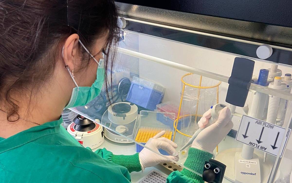 Mitarbeiterin des Labors vom Dortmunder Klinikum analysiert Corona-Tests.