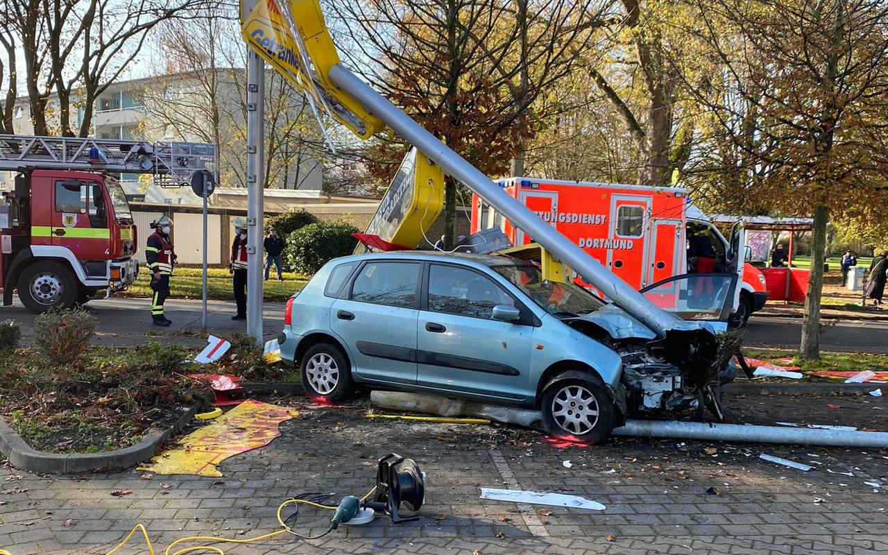 Senior rast mit Auto in Supermarkt-Schild.