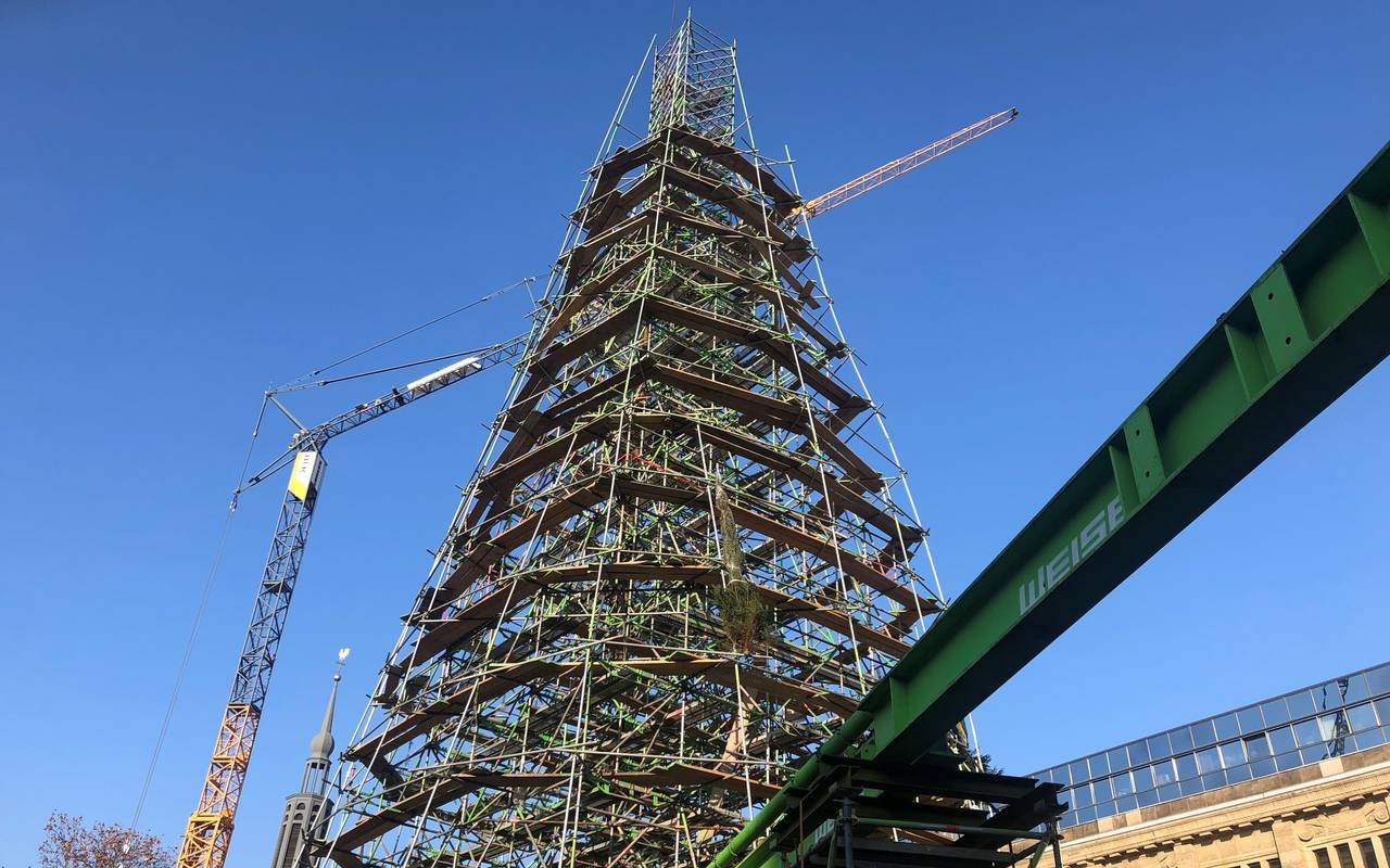 Weihnachtsbaum auf dem Hansaplatz wird abgebaut