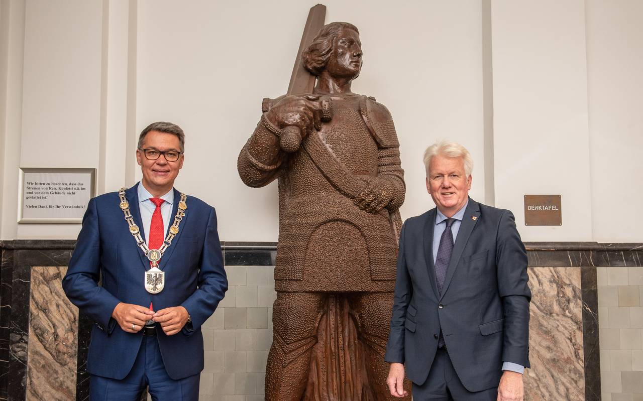Thomas Westphal bekommt Amtskette überreicht