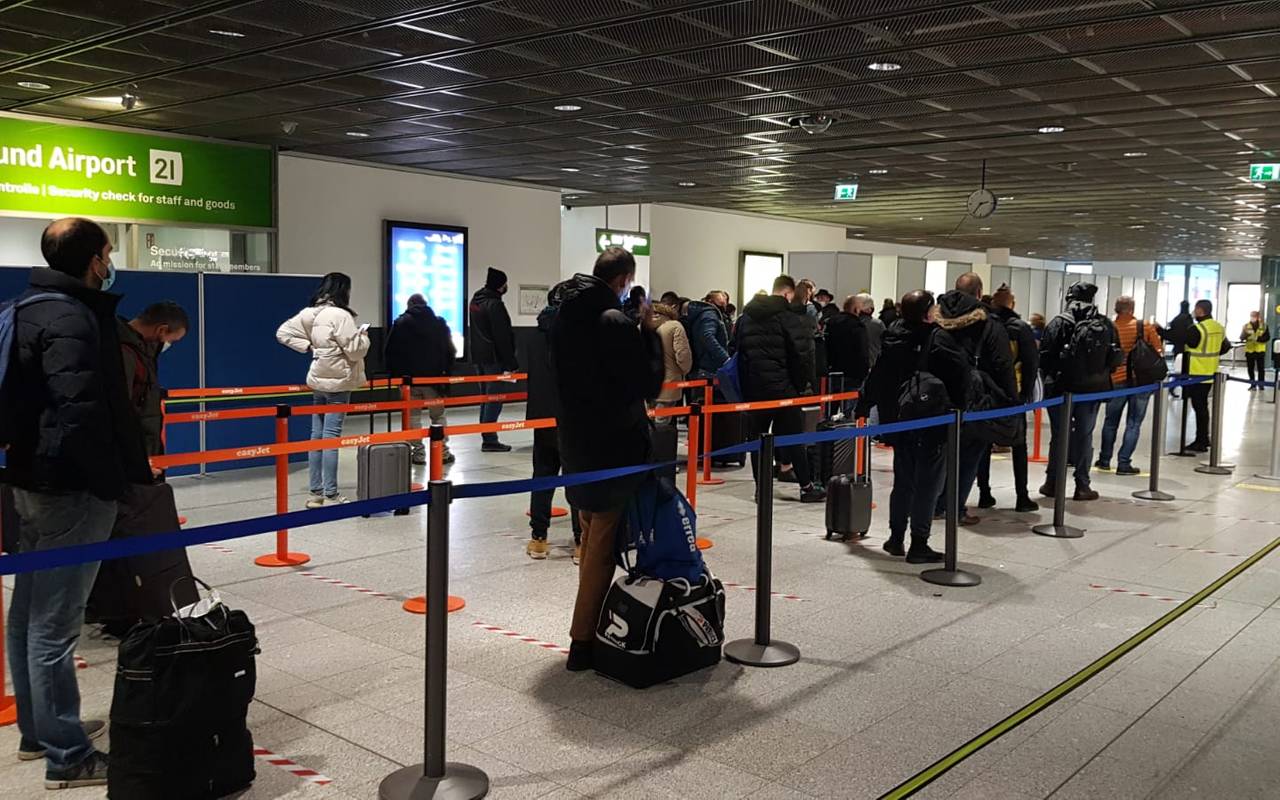 Am Dortmunder Flughafen läuft die Corona-Testung mittlerweile offenbar reibungslos. Die Ankommenden werden in vier Warteschlangen eingeteilt. Eine davon ist die sogenannte "Fast Line". Sie ist zum Beispiel für Reisende mit kleinen Kindern reserviert oder für Menschen mit einer Behinderung.