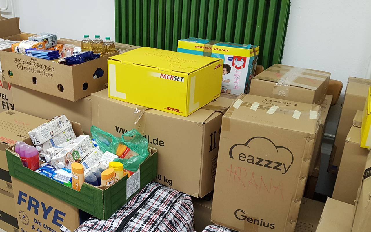 Viele Dortmunder haben haltbare Nahrungsmittel gespendet, wie Nudeln, Mehl und Öl, dazu Hygieneartikel, Desinfektionsmittel und Erste Hilfe Pakete aber auch Winterkleidung, Tiernahrung und Spielzeug.