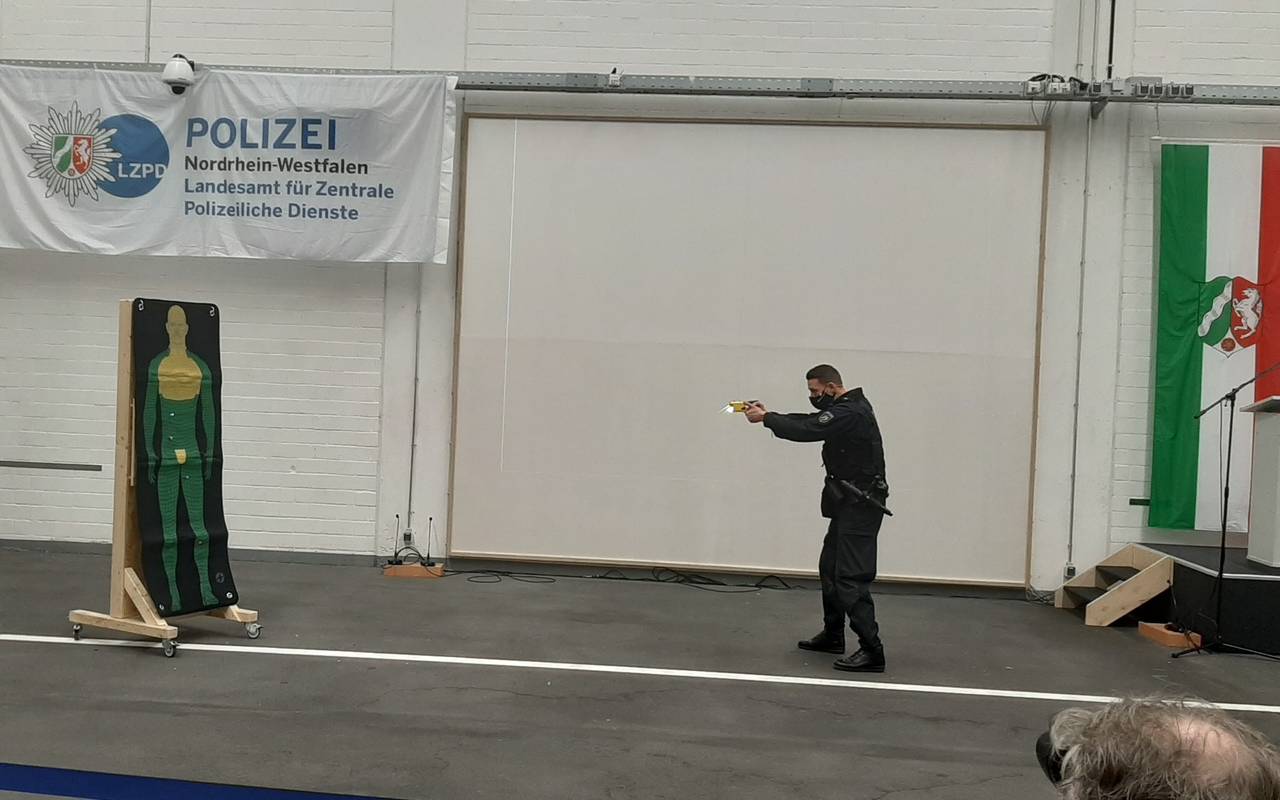 Polizei stellt Taser-Projekt in Dortmund vor.