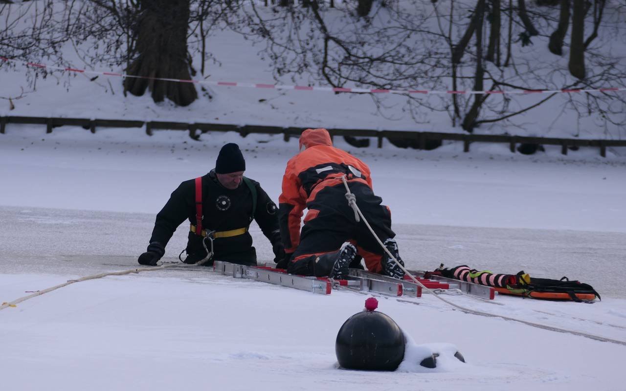 Rettungsübung der Feuerwehr im Fredenbaumpark.