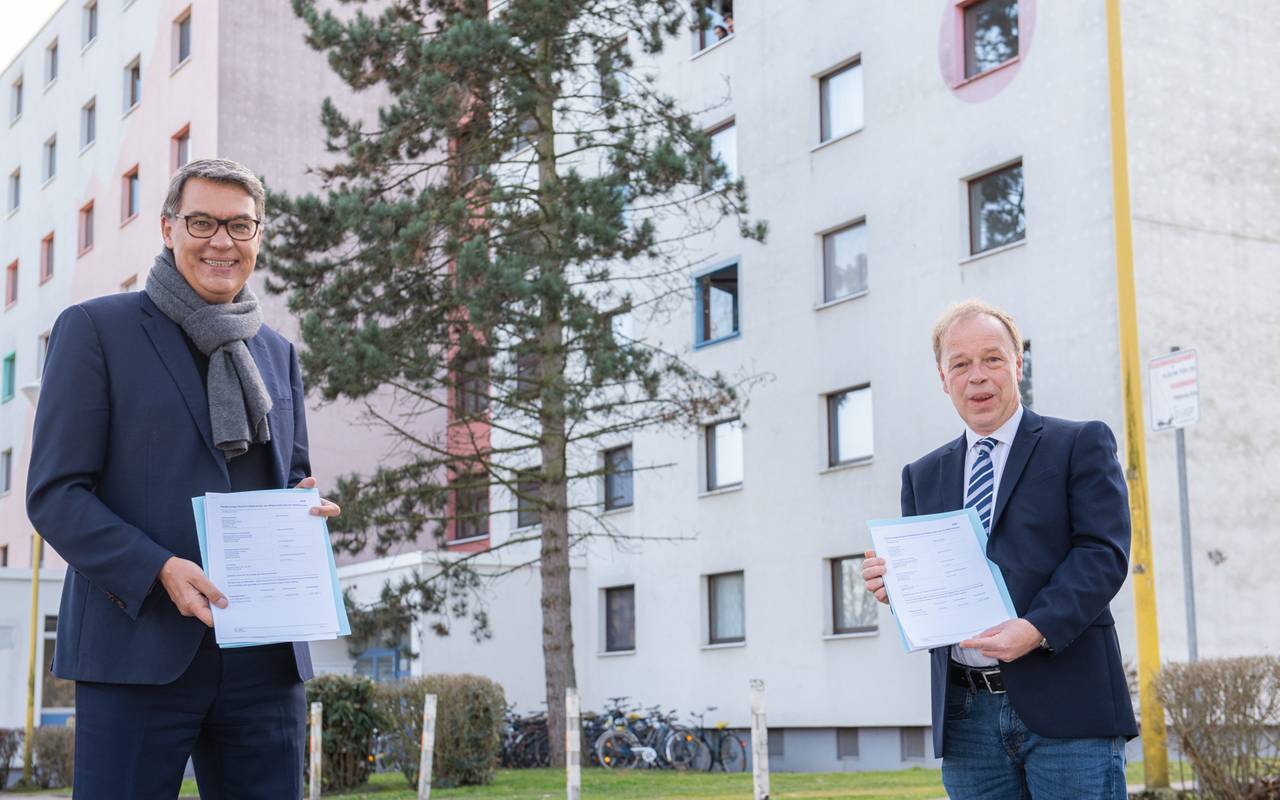 Oberbürgermeister Thomas Westphal übergab den Förderbescheid an Thomas Schlootz, den Geschäftsführer des Studierendenwerks Dortmund.