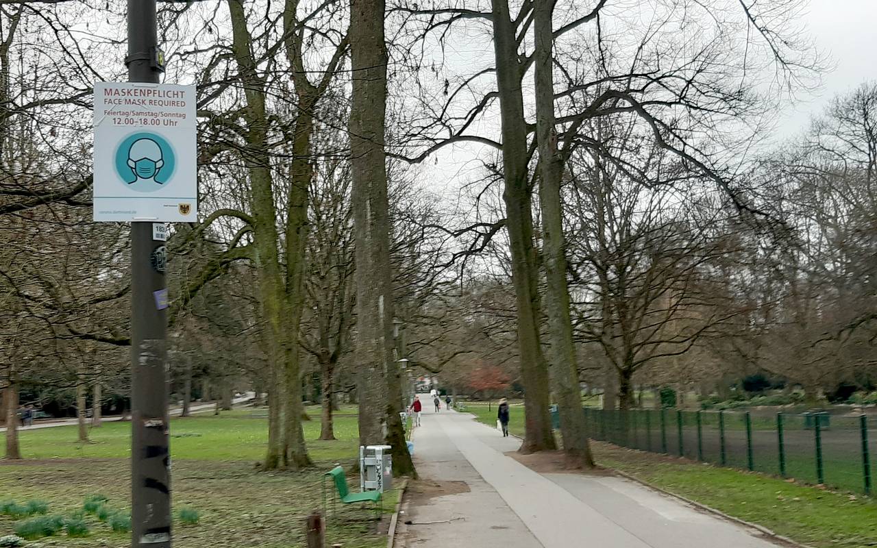 Maskenpflicht im Dortmunder Park.