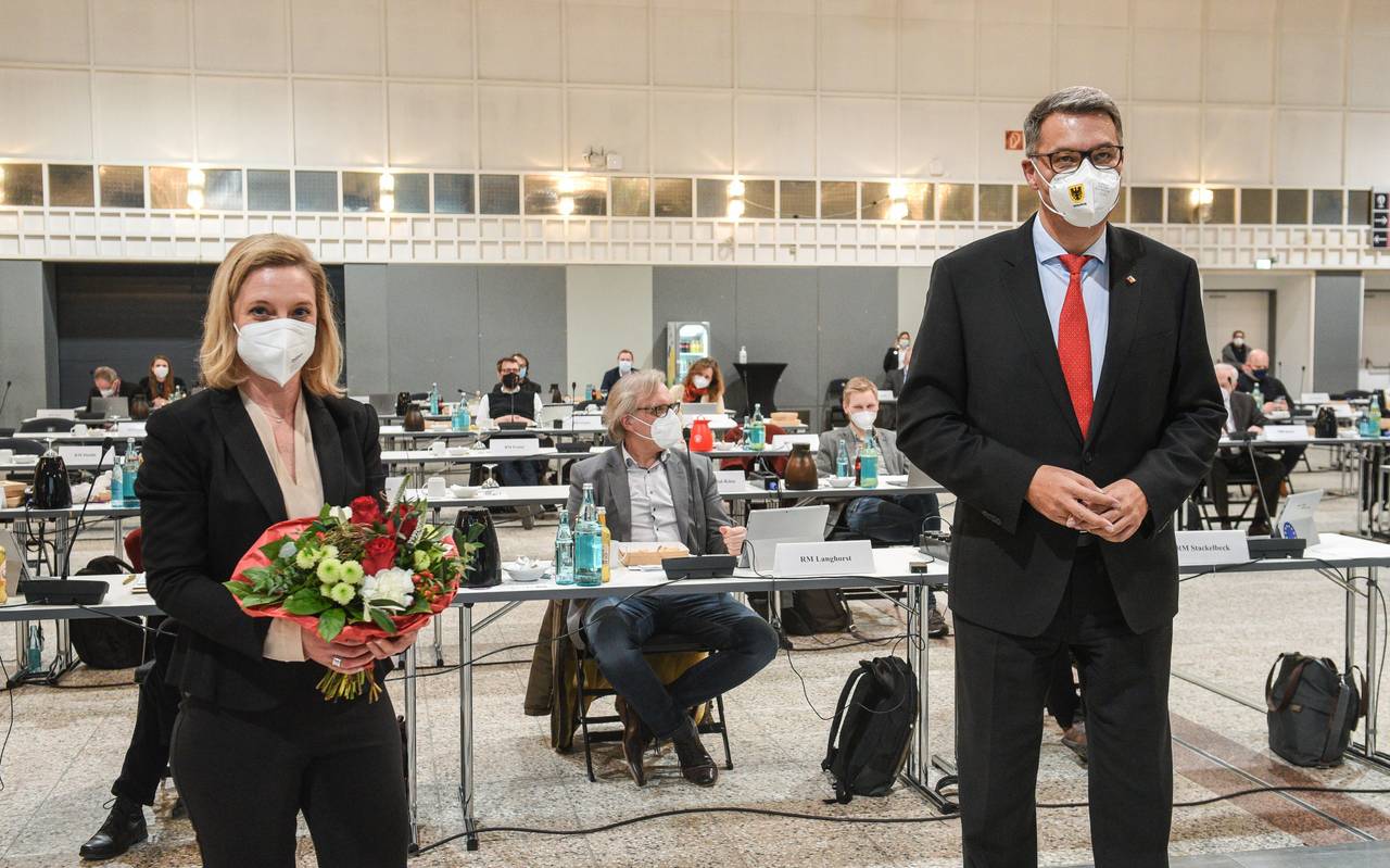 Oberbürgermeister Thomas Westphal gratulierte Heike Marzen nach der Bestellung durch den Rat.
