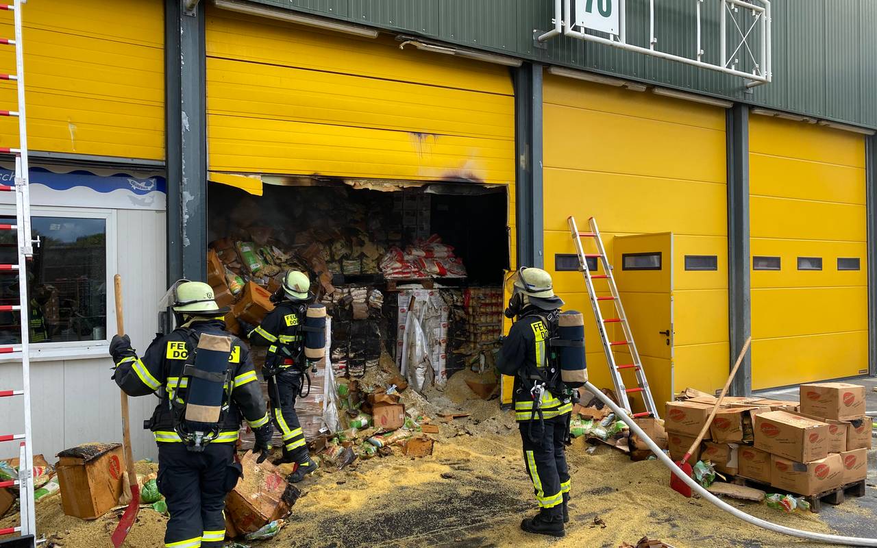 Um an die Paletten zu gelangen, musste ein Hallentor gewaltsam geöffnet werden.
