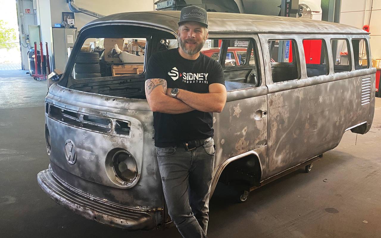 Sidney Hoffmann mit seinem E-Bulli.
