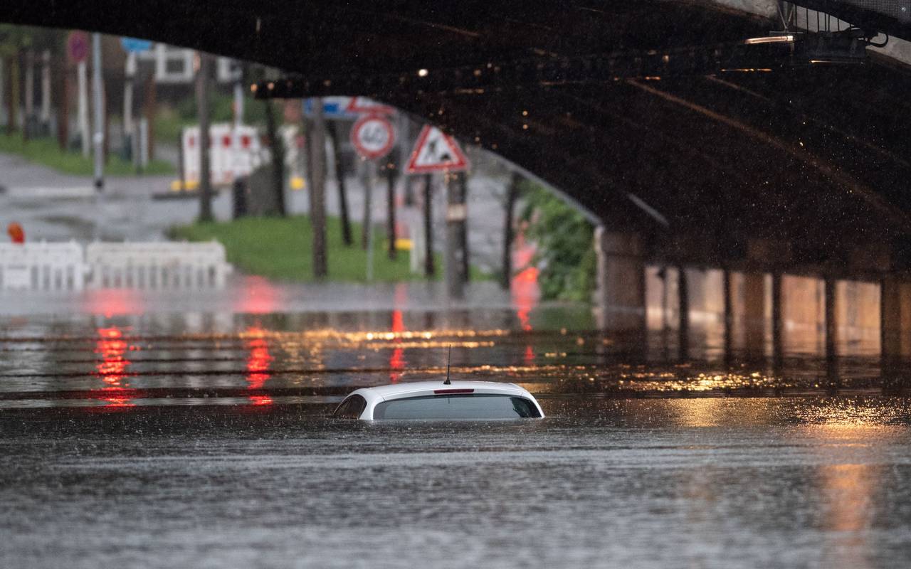Ein Auto versinkt in den Wassermassen.