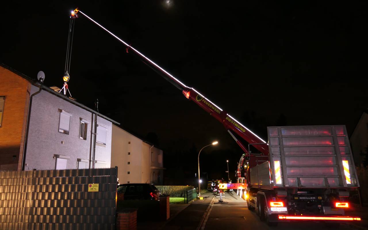 Für den Transport wurde der Kran der Feuerwehr eingesetzt