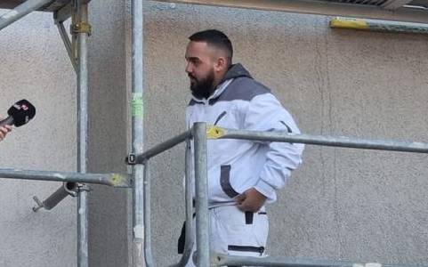 Maler und Lackierer Azubi Shukri Mehmet auf dem Baugerüst in Sölde.