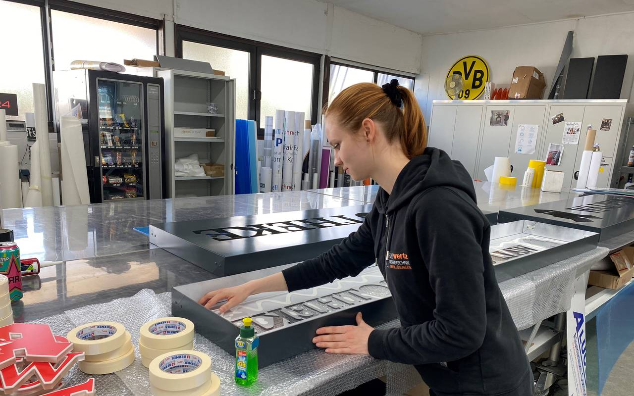 Nina Schönefeld (26) bei ihrer Arbeit als Lichtreklametechnikerin bei der Firma Neon Wertz in Dortmund