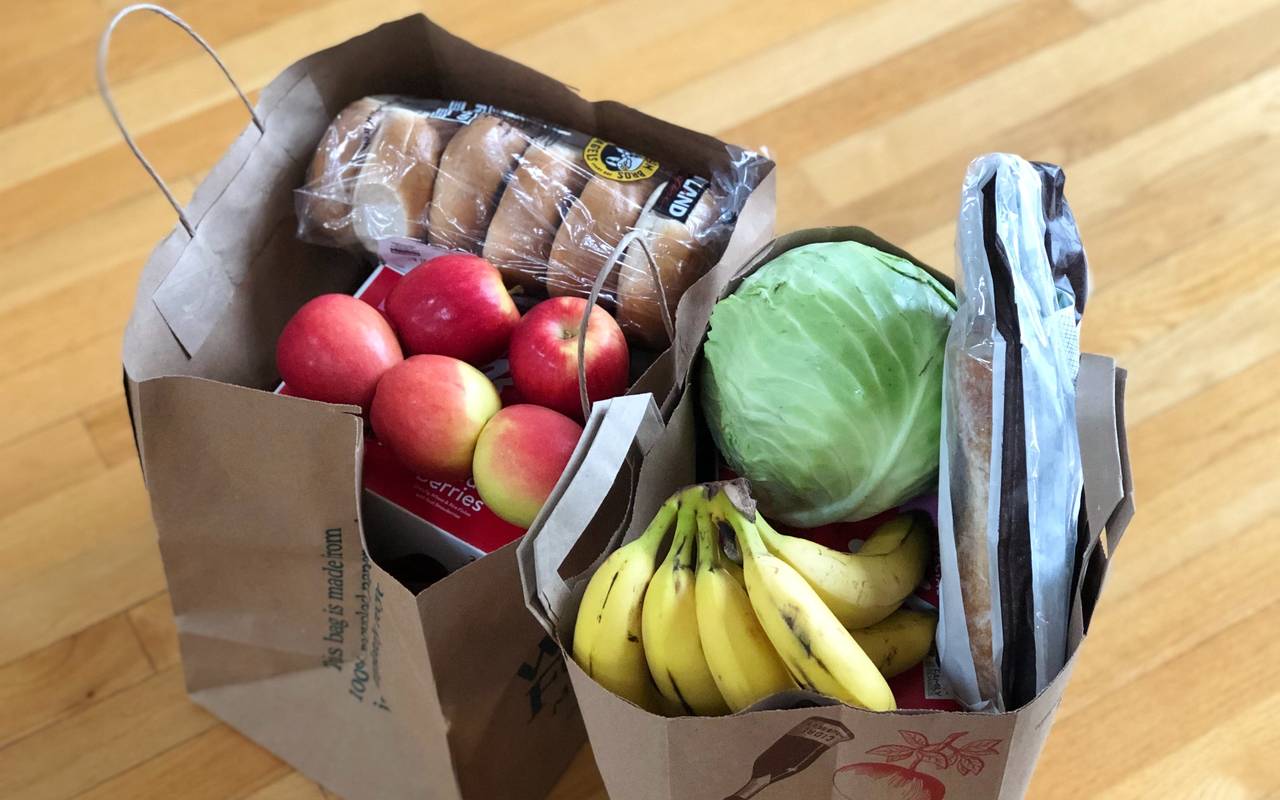 Zwei Papier-Einkaufstaschen mit Obst und Gemüse vom Lebensmittel-Lieferdienst