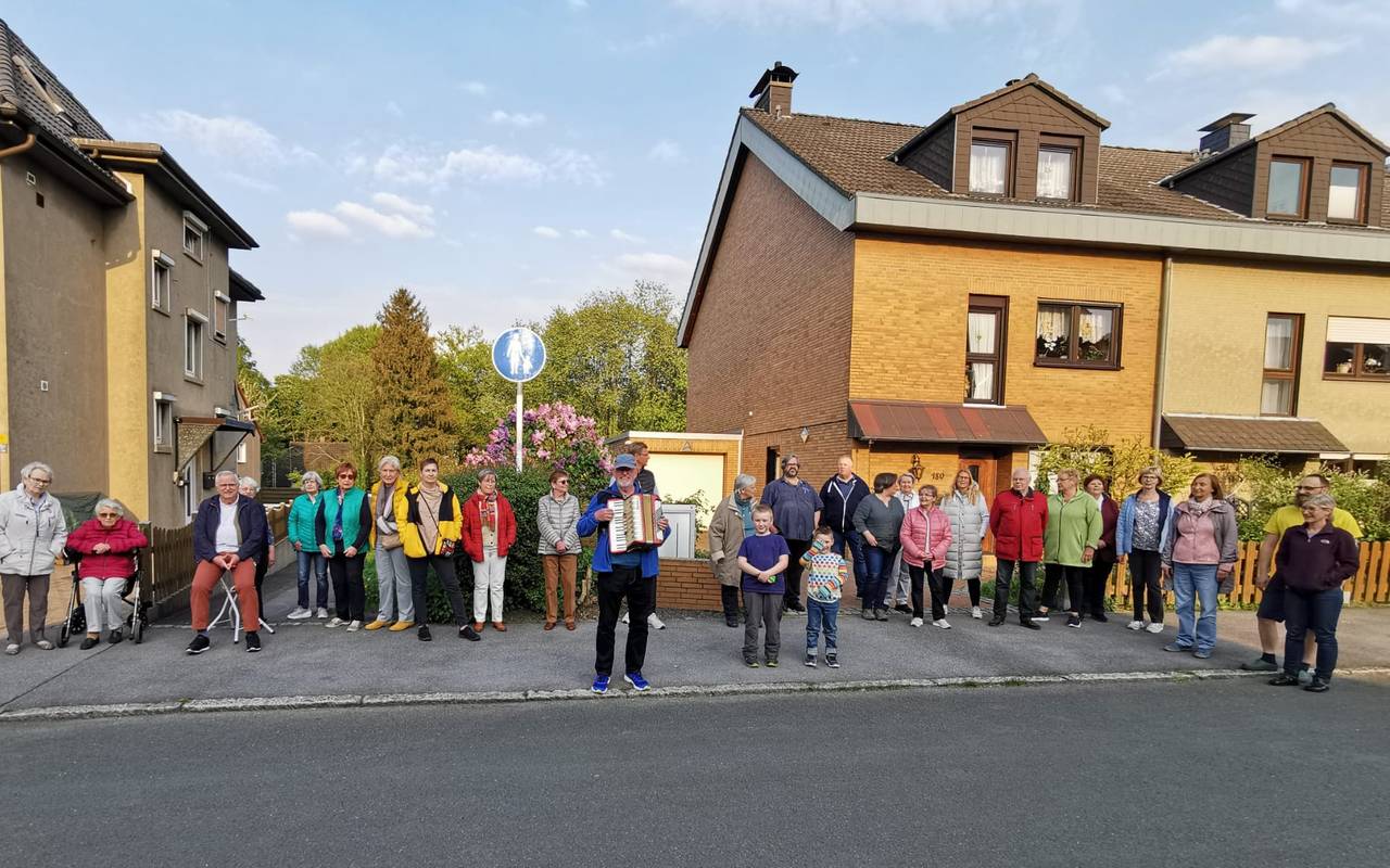 Nachbarschaft in Oespel singt täglich gemeinsam „Der Mond ist aufgegangen“