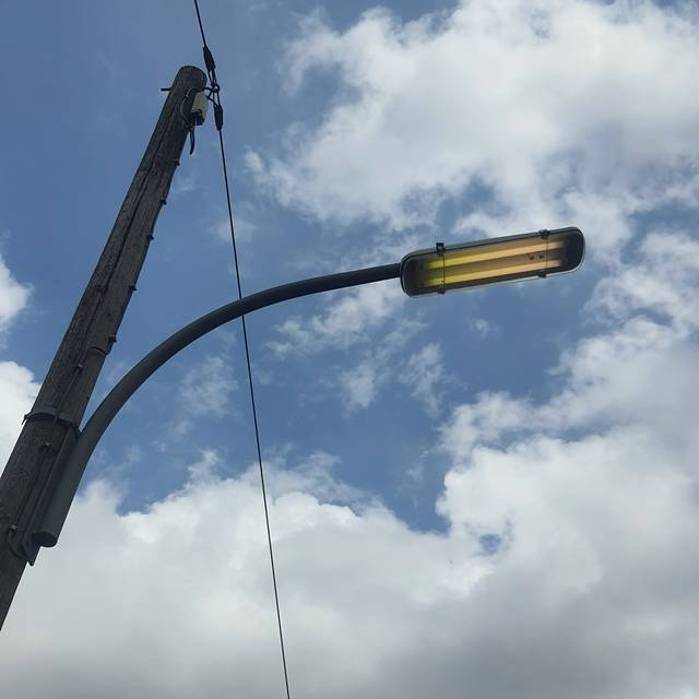 Tag und Nacht brennt die Laterne an der Overgünne in Dortmund.