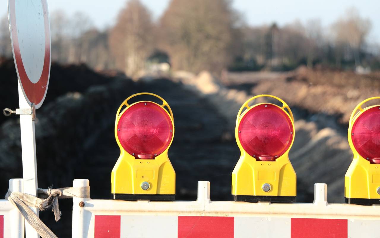 Straßenabsperrung an einer Baustelle (Symbolbild)