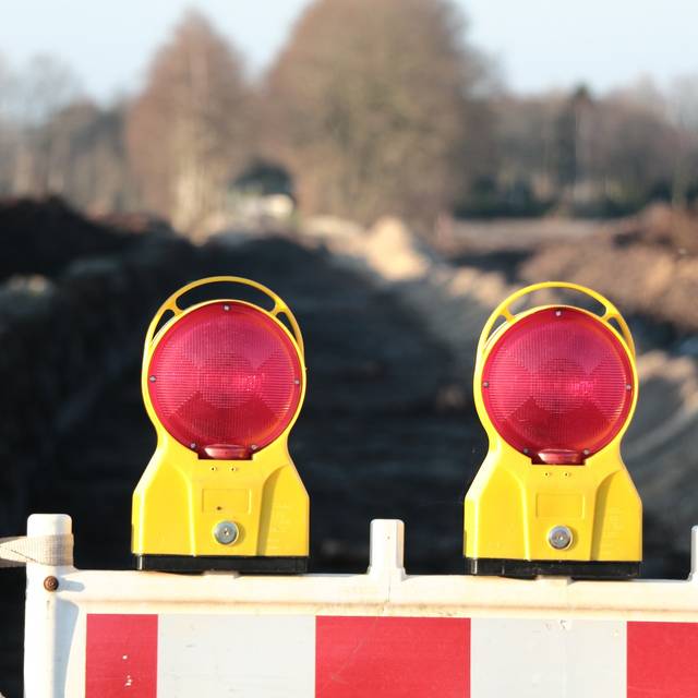 Straßenabsperrung an einer Baustelle (Symbolbild)