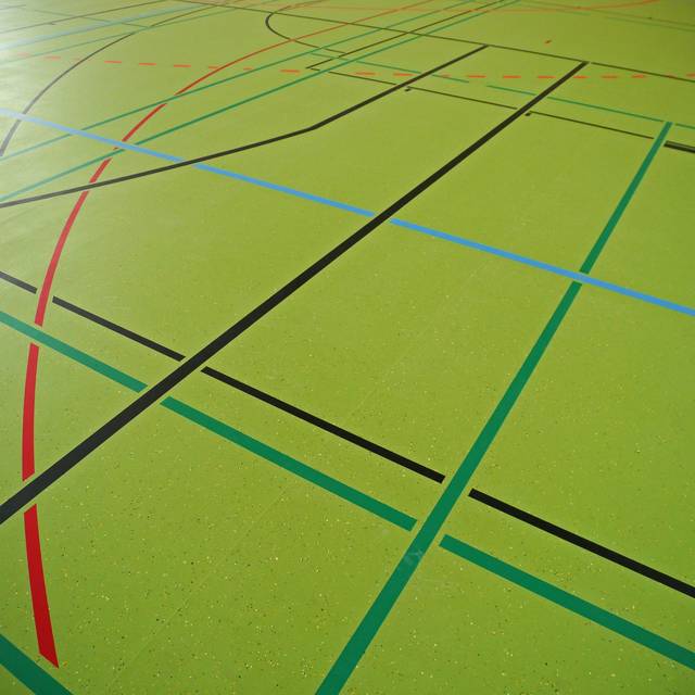 Hallenboden einer Sporthalle